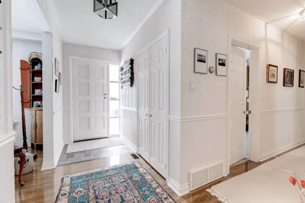 Oakville, ON L6J 4C4,332 Coral TER