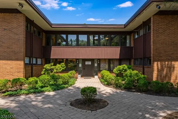 Madison Boro, NJ 07940,8 Shunpike Rd