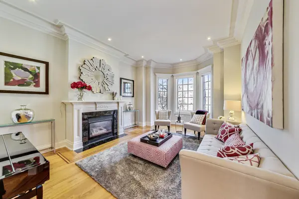 Toronto C02, ON M4V 1H6,21 Farnham AVE