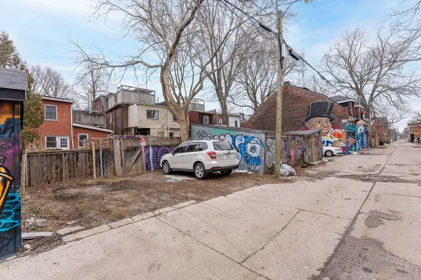 Toronto C01, ON M5S 2M7,258 Brunswick AVE
