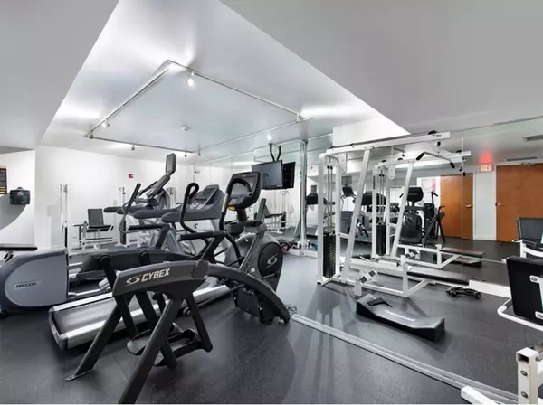 Miami Beach, FL 33139,10 Venetian Way #502