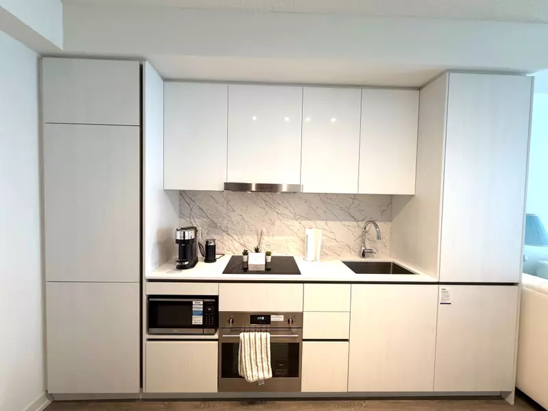 8 Interchange WAY N #2305, Vaughan, ON L4K 5Z7