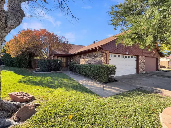 320 Mountain View Court,  Bedford,  TX 76021