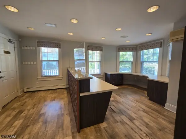 Mendham Boro, NJ 07945,18 E Main St