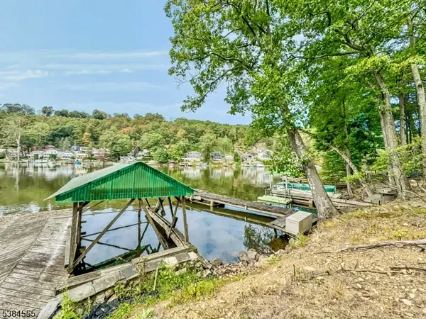 Hopatcong Boro, NJ 07843,8 Oneida Ave