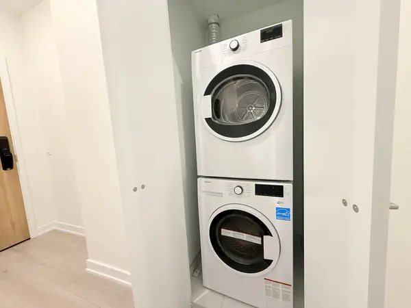 Mississauga, ON L5A 4C6,1 Fairview RD E #405