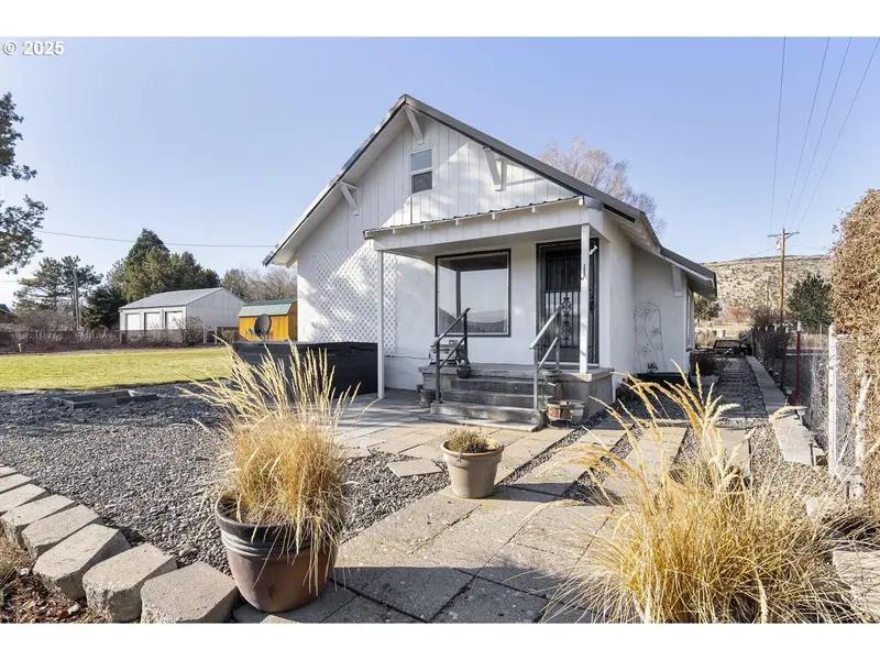 2355 NE MARKET ST, Madras, OR 97741