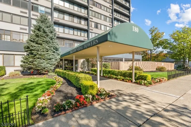 Passaic City, NJ 07055,170-202 Lafayette Ave #i