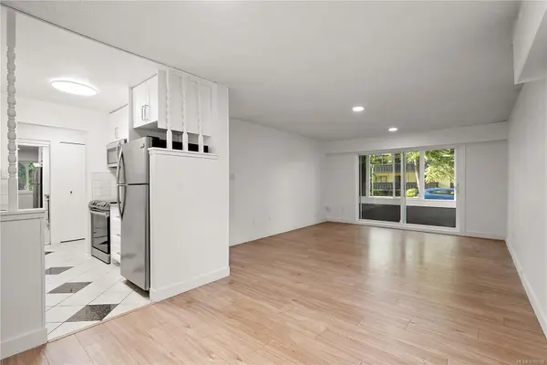 1124 Esquimalt Rd #101,  Esquimalt,  BC V9A 3N4