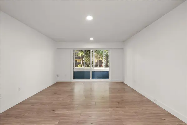 1124 Esquimalt Rd #101, Esquimalt, BC V9A 3N4