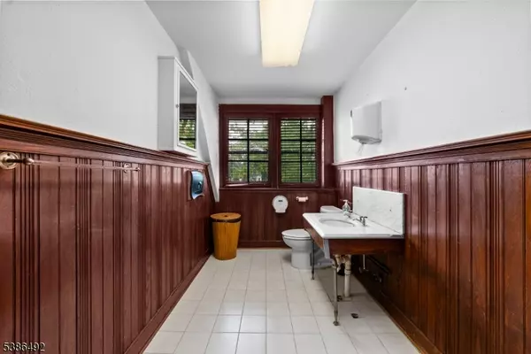 Morristown Town, NJ 07960,1 Madison Ave