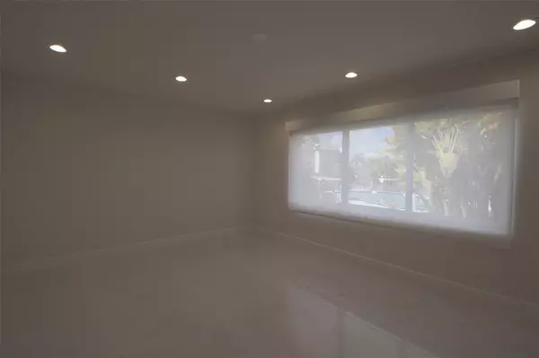 Miami, FL 33179,877 NE 195th St #222