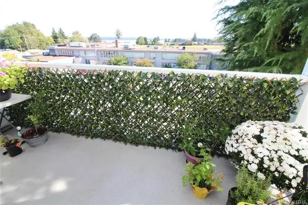 9942 Daniel St #303, Chemainus, BC V0R 1K1