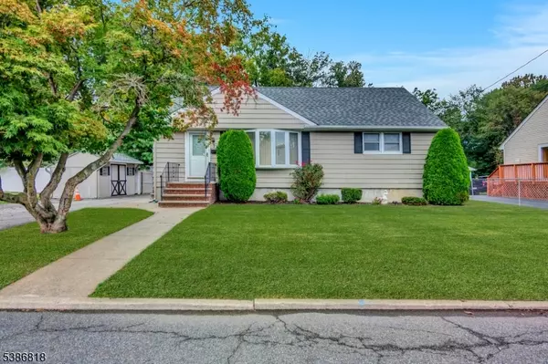 22 Chestnut St, Bloomingdale Boro, NJ 07403