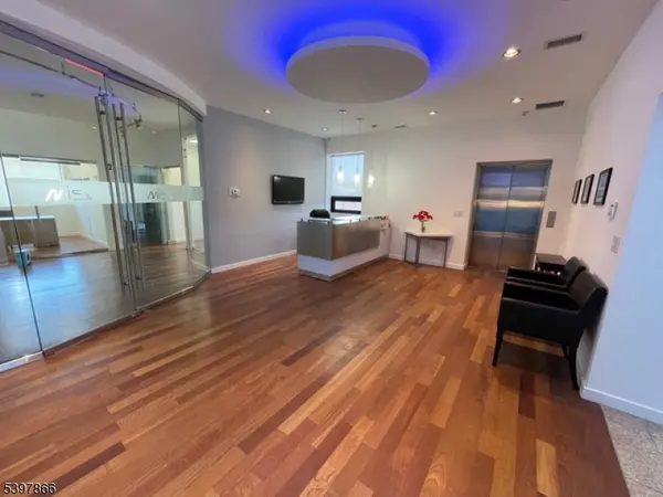 18-00 Fairlawn Ave, Fair Lawn Boro, NJ 07410