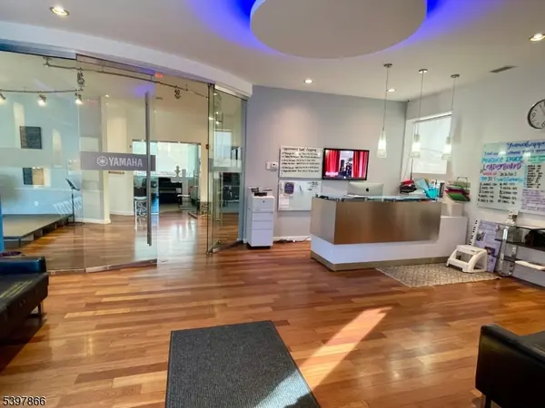 18-00 Fairlawn Ave, Fair Lawn Boro, NJ 07410