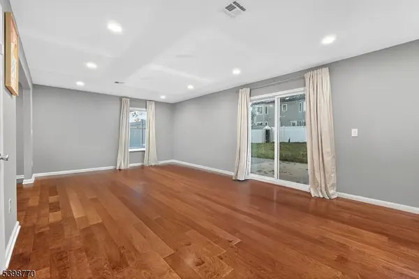 Edison Twp., NJ 08817,18 Baxter Rd