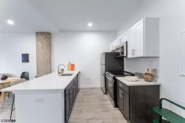 Newark City, NJ 07102,10 Commerce Ct #2J