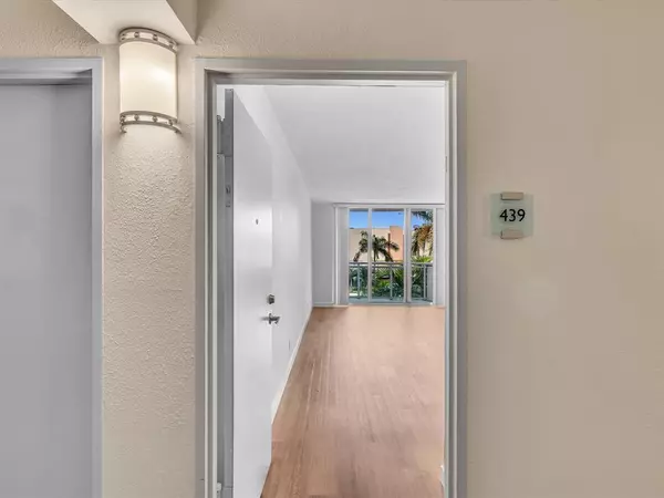 Hollywood, FL 33019,3001 S Ocean Dr #439