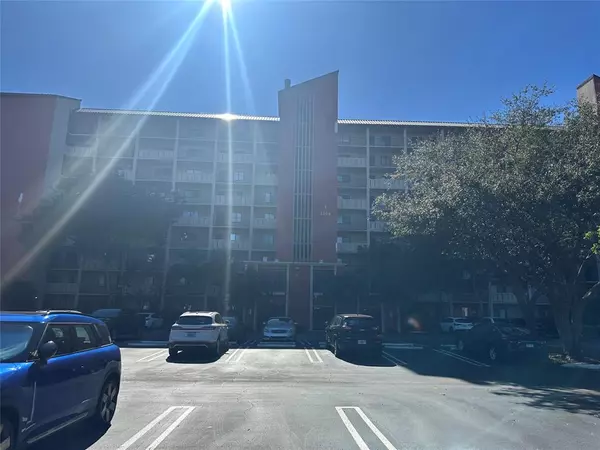 Pompano Beach, FL 33069,2206 S Cypress Bend Dr #305