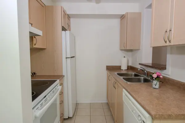 Brampton, ON L6P 2Z7,8 Dayspring CIR #1109