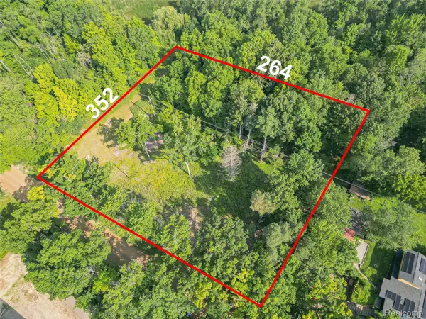 West Bloomfield, MI 48323,7230 Walnut Lake Road RD