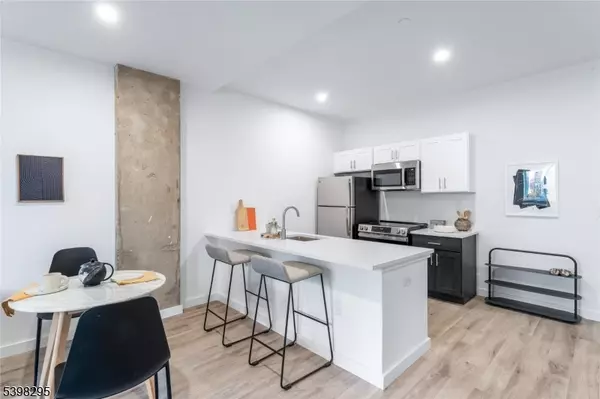 Newark City, NJ 07102,10 Commerce Ct #2A