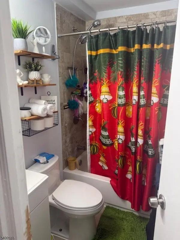 Elizabeth City, NJ 07202,723 Thomas St #1L