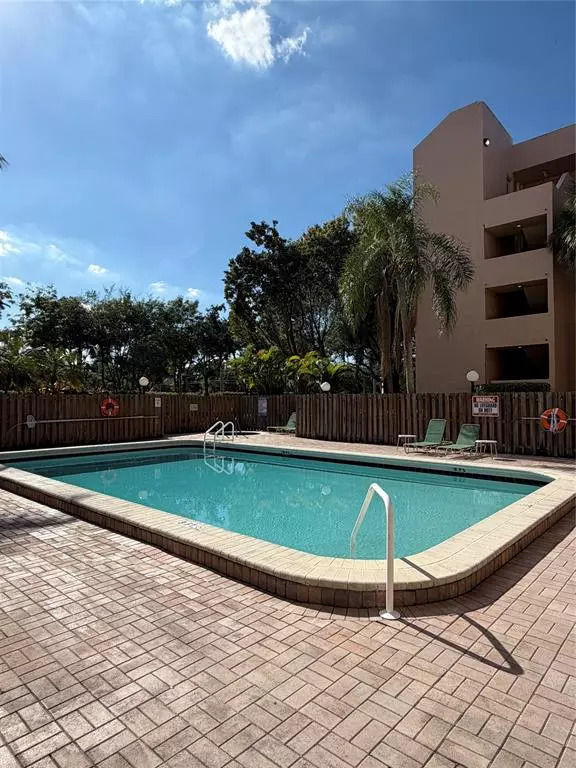 Plantation, FL 33317,6800 Cypress Rd #511
