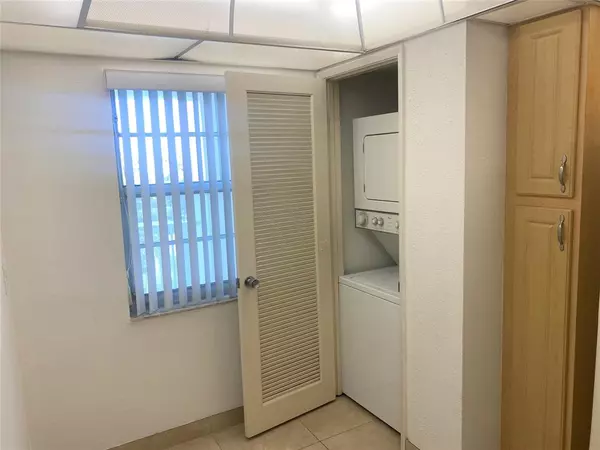 Pompano Beach, FL 33069,3510 Oaks Way #504