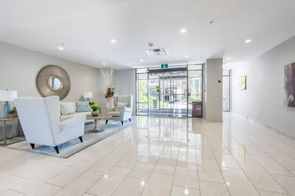 Hamilton, ON L8E 0J2,35 Southshore CRES #313