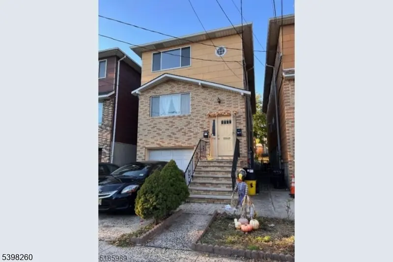 736 William St, Harrison Town, NJ 07029