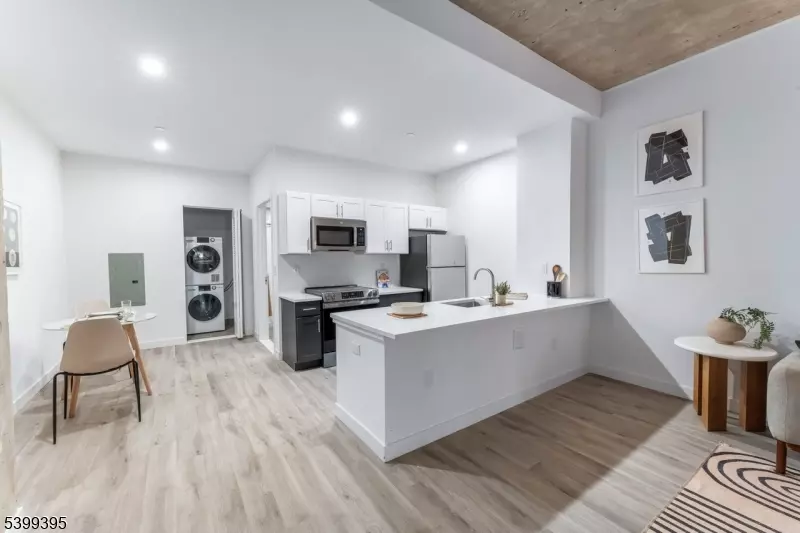 Newark City, NJ 07102,10 Commerce CT #2F