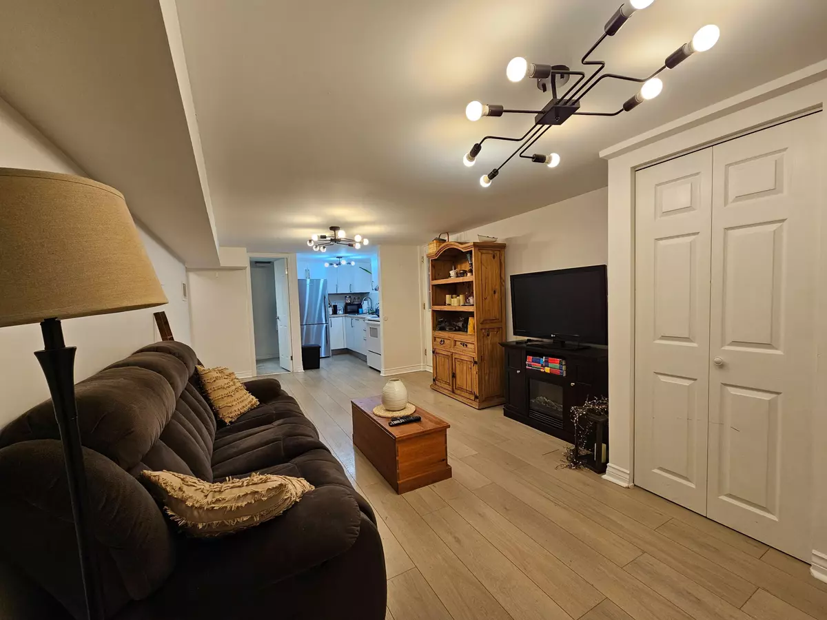 Oshawa, ON L1H 3L7,501 Ortono AVE