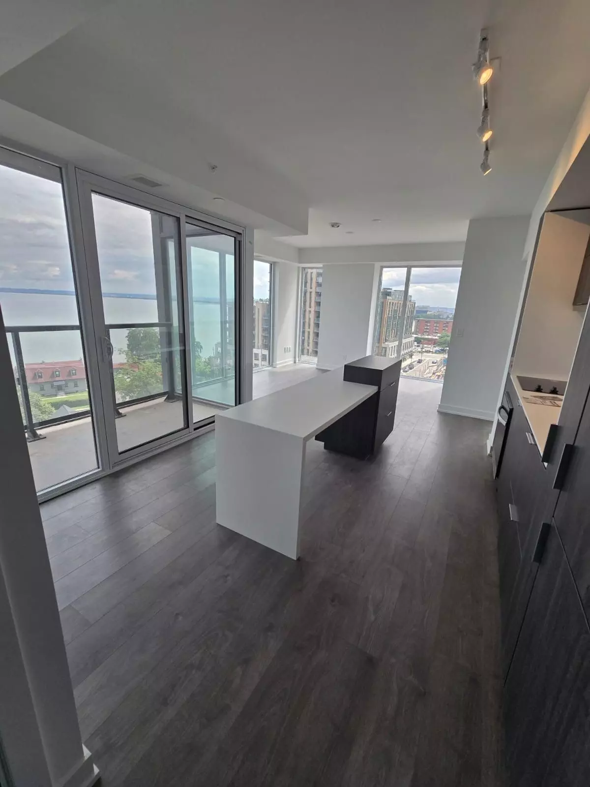 Burlington, ON L7R 0G9,370 MARTHA ST #807