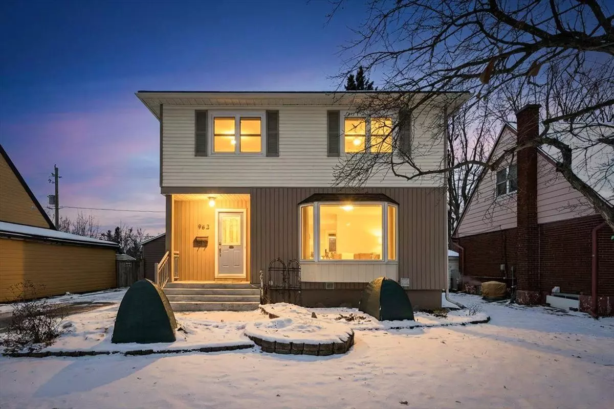 Elmvale Acres And Area, ON K1G 1X2,962 Weston DR