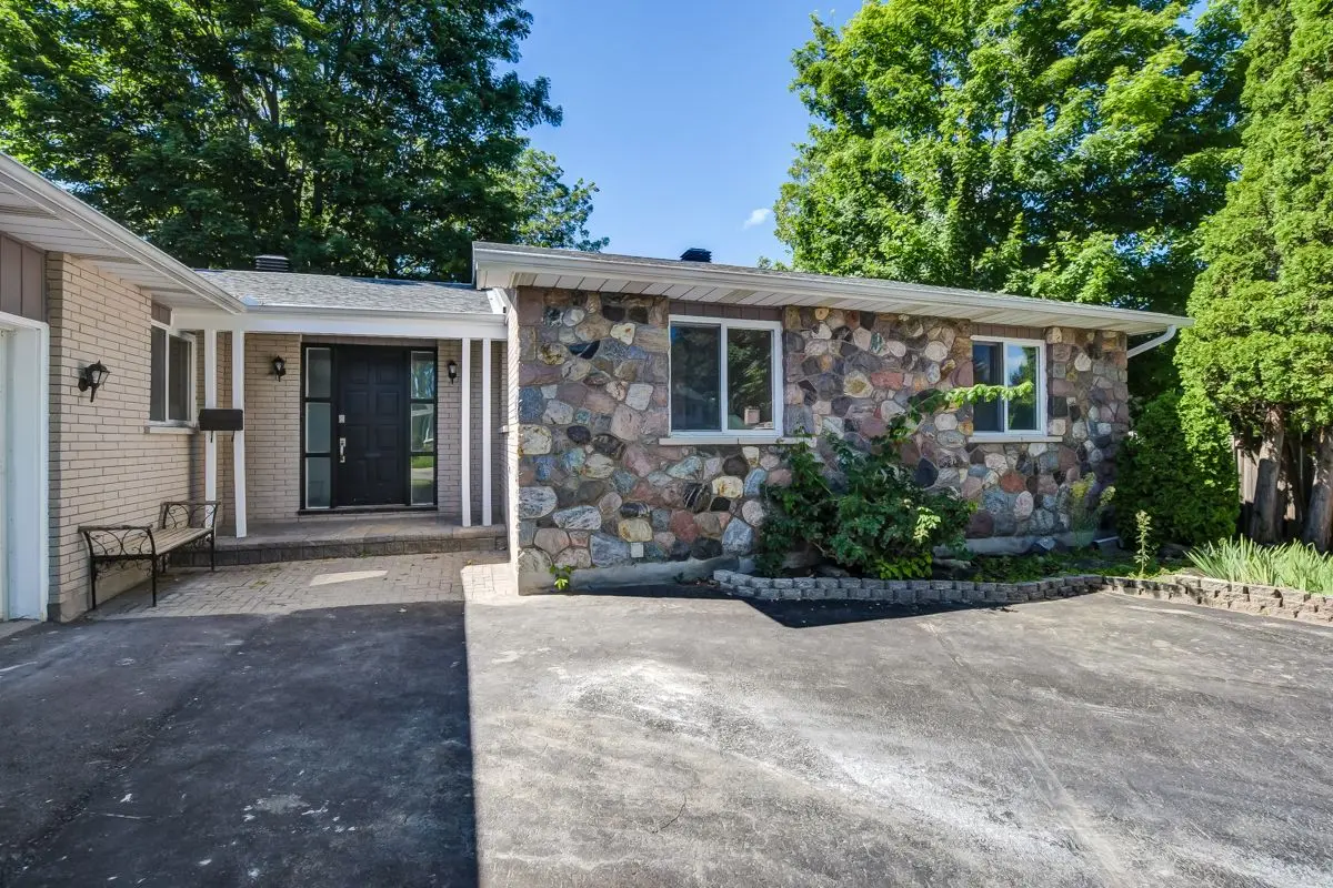 Barrhaven, ON K2J 1A7,21 St Remy DR #B