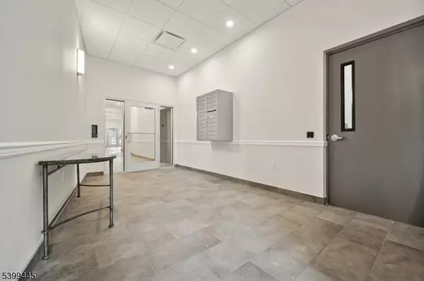 Chatham Boro, NJ 07928,246 Main St #304