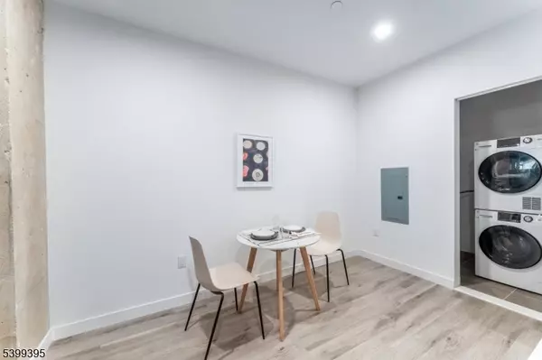 Newark City, NJ 07102,10 Commerce CT #2F