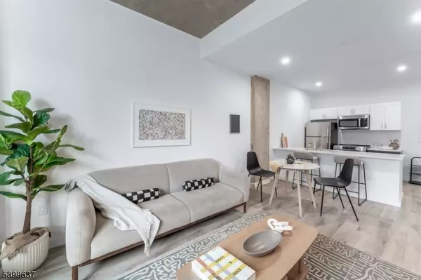 10 Commerce Ct #7H, Newark City, NJ 07102