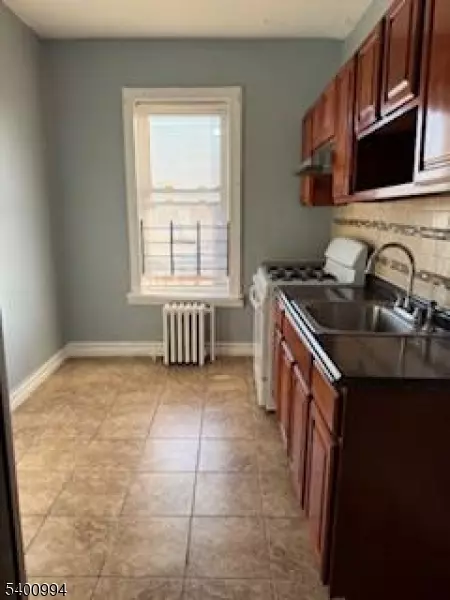 Elizabeth City, NJ 07201,1116 Anna St #5F