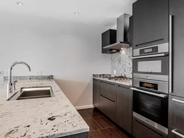 Toronto C01, ON M5H 0A2,180 University AVE #4604