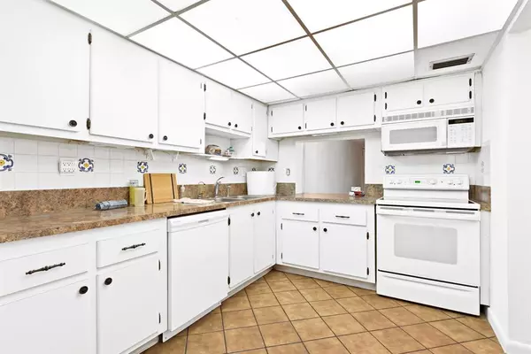 Lauderhill, FL 33319,6491 Racquet Club Dr. #36