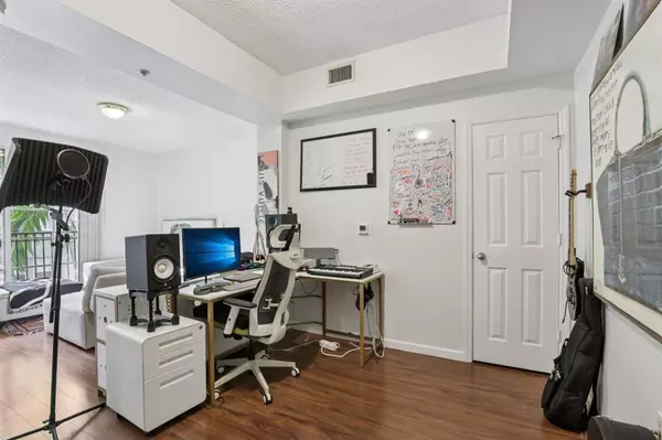 Fort Lauderdale, FL 33301,533 NE 3rd Ave #321