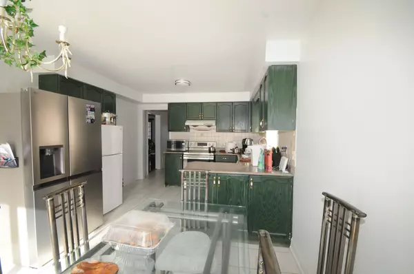 Brampton, ON L6R 1W6,18 Velvet Grass LN