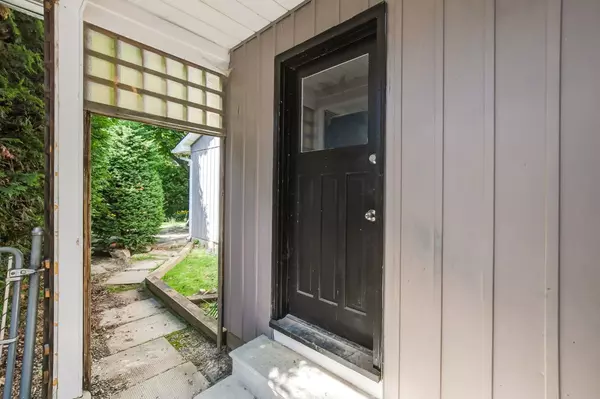 Barrhaven, ON K2J 1A7,21 St Remy DR #B