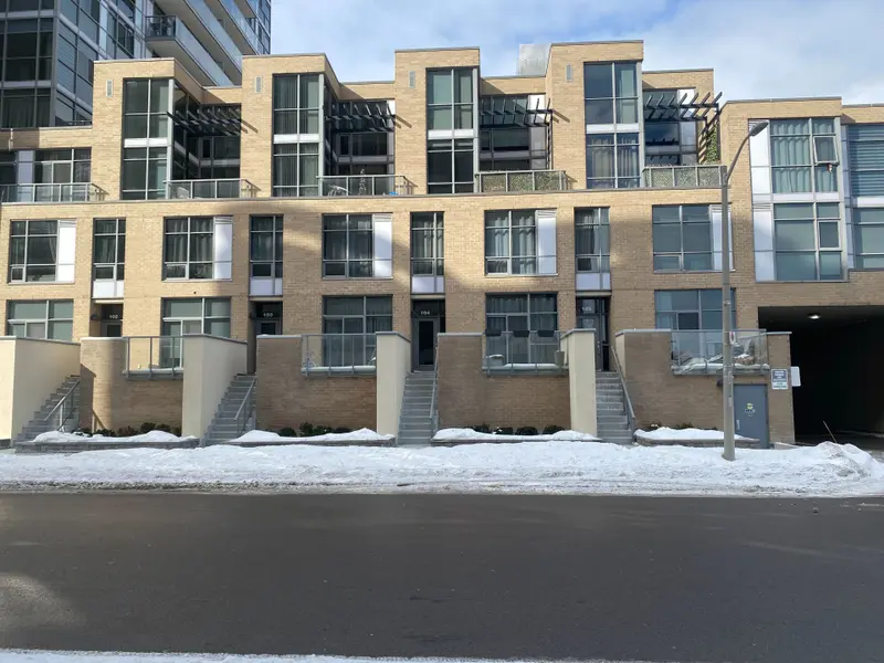 1940 Ironstone DR N #104, Burlington, ON L7L 0E4