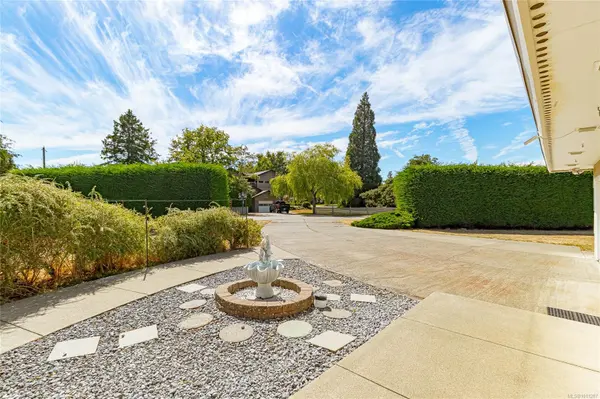 2560 Dorset Rd, Oak Bay, BC V8R 3M7