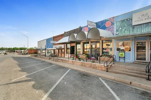 De Leon, TX 76444,141 N Texas Street