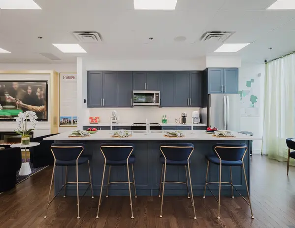 1155 North Service RD W #5, Oakville, ON L6M 3E3